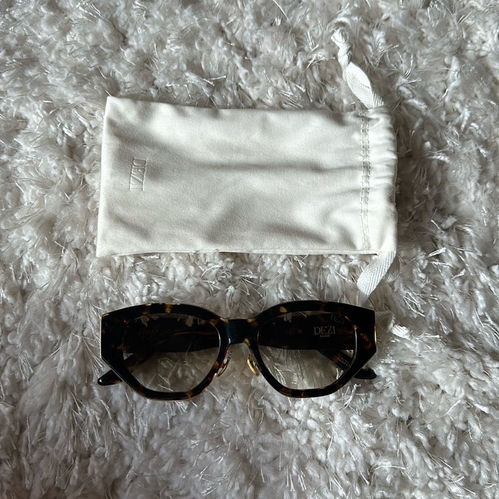 Dezi charge it in classic tortoise